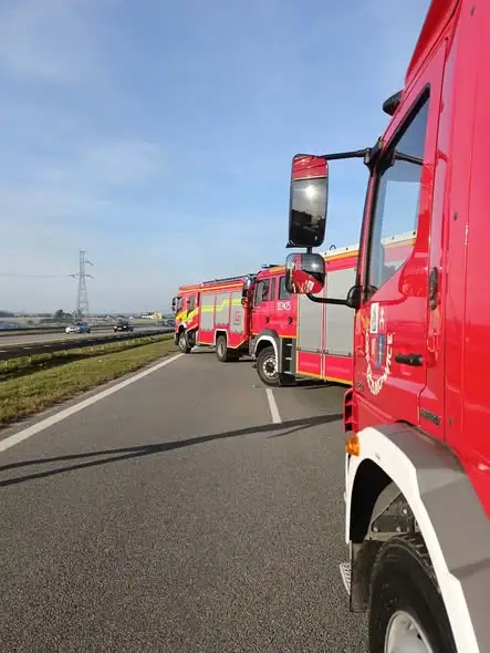 Pożar auta na S7 w Szczukowicach. Akcja strażaków z Piekoszowa i Kielc