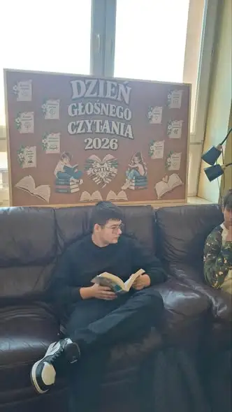 Dzień Głośnego Czytania w Bodzentynie – klasa 2a czytała „Lalkę”
