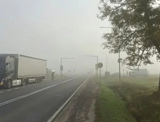 Kolizja drogowa w Piotrowie-Gułaczowie. Gęsta mgła utrudniała widoczność