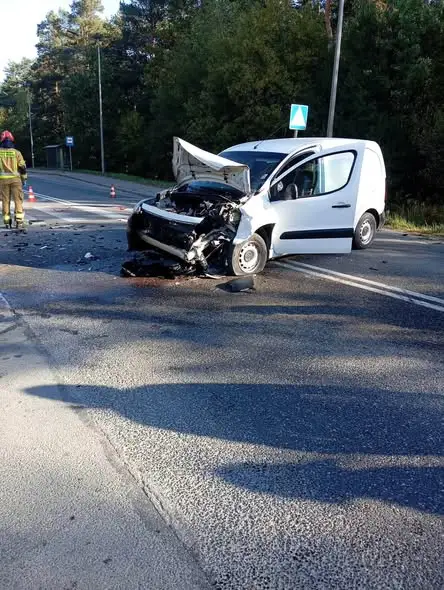 Wypadek w Micigoździe. Dwie osoby poszkodowane, droga zablokowana