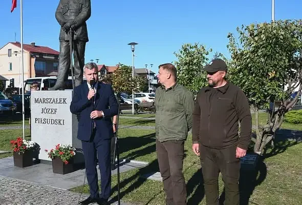 Rajd pamięci Józefa Piłsudskiego w Daleszycach – 170 uczniów oddało hołd Marszałkowi