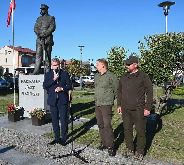 Rajd pamięci Józefa Piłsudskiego w Daleszycach – 170 uczniów oddało hołd Marszałkowi