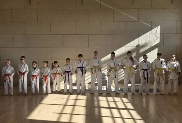 Pokaz karate kyokushin w szkole w Pierzchnicy – Klub Chikara zachęca do treningów