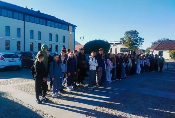 Rajd patriotyczny w Daleszycach – uczniowie uczcili 100. rocznicę wizyty Marszałka Piłsudskiego