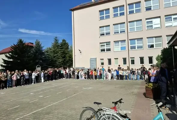 Próbna ewakuacja w Szkole Podstawowej w Strawczynie z udziałem OSP