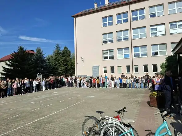 Próbna ewakuacja w Szkole Podstawowej w Strawczynie z udziałem OSP