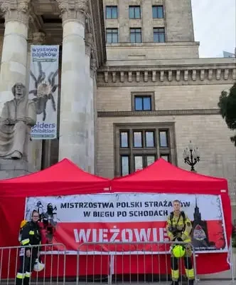 Strażacy z OSP wbiegli na 30. piętro Pałacu Kultury i Nauki w pełnym rynsztunku