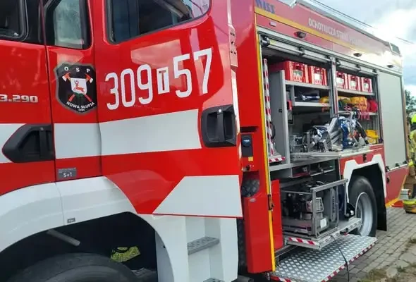 Plama substancji ropopochodnych w Starej Słupi – interweniowały OSP Nowa Słupia