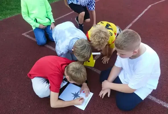 Gra terenowa klas 4b i 4c – kierunki geograficzne w praktyce