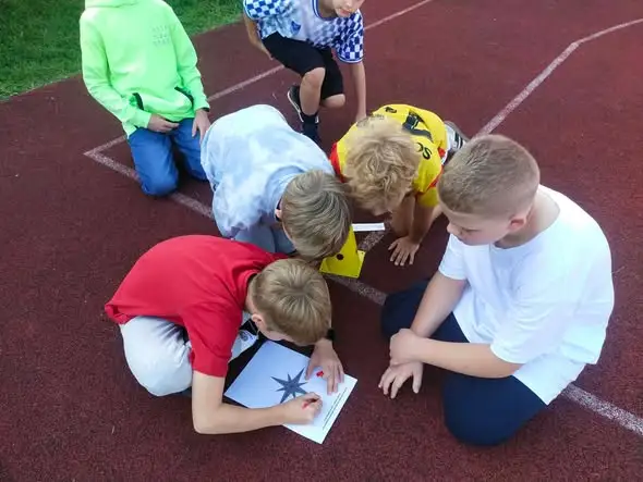 Gra terenowa klas 4b i 4c – kierunki geograficzne w praktyce