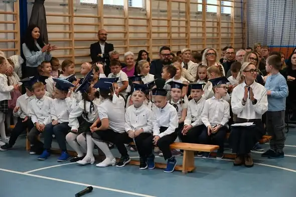 Ślubowanie pierwszoklasistów w Szczecnie. Burmistrz pasował 17 uczniów