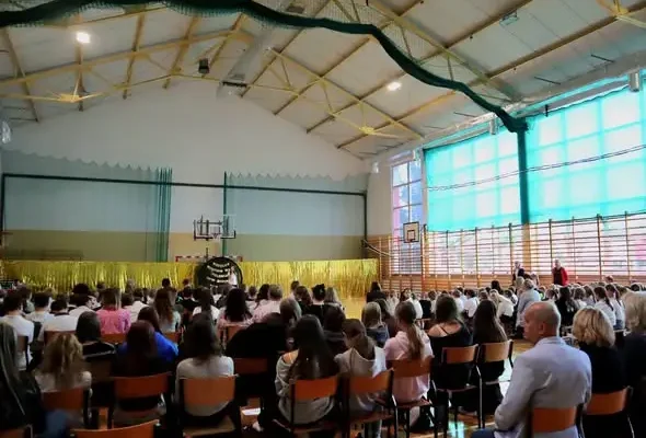 Wójt Gminy Miedziana Góra odwiedził Szkołę Podstawową w Ćmińsku z okazji Dnia Edukacji Narodowej