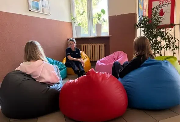 Młodzież z Chmielnika uczyła się o odpowiedzialności prawnej od kieleckich policjantów