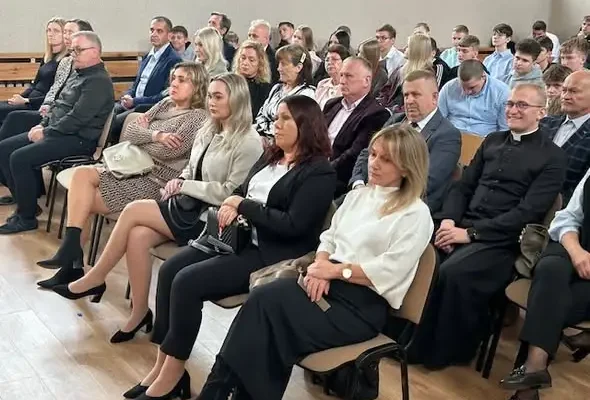 Dzień Edukacji Narodowej w Chmielniku – ślubowanie pierwszaków i nagrody dla nauczycieli