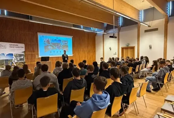 Uczniowie klas 7 i 8 zgłębiali geologię w Centrum Geoedukacji w Kielcach