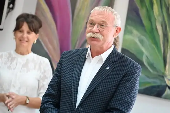 Seniorzy z powiatu kieleckiego uczyli się survivalu w Ciekotach