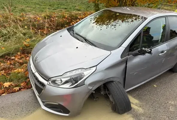 Kolizja dwóch aut w Psarach Podłazach – trzy osoby, w tym dziecko, bez poważnych obrażeń