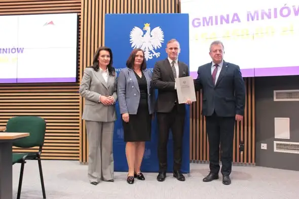 Bon Senioralny w Gminie Mniów – umowa podpisana, seniorzy otrzymają wsparcie