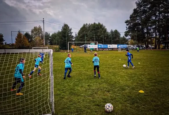 Żak Starszy Spartakusa Daleszyce rozegrał sparing z Akademią Sportu Bilcza mimo ulewy
