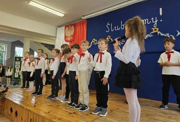 Dzień Edukacji Narodowej w gminie Łopuszno: ślubowania pierwszoklasistów i nagrody dla nauczycieli