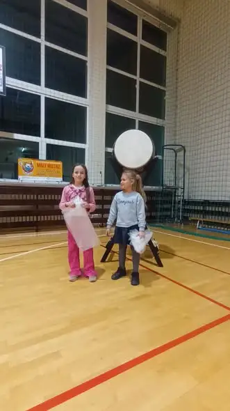 Mniów: karatecy gotowi na jutrzejsze zawody – sala przygotowana