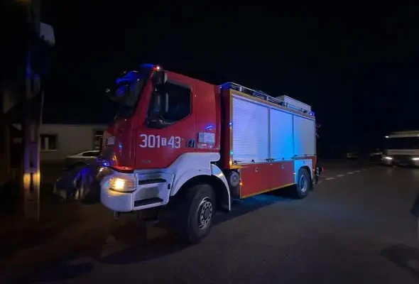 Kolizja w Bodzentynie: dostawczak uderzył w dom i zablokował drogę