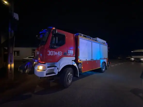 Kolizja w Bodzentynie: dostawczak uderzył w dom i zablokował drogę