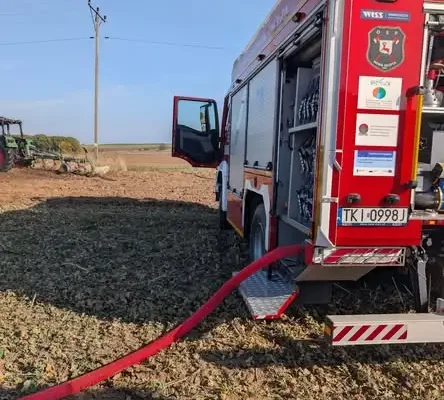 Pożar traktora w Starej Słupi – akcja strażaków z OSP i JRG Kielce