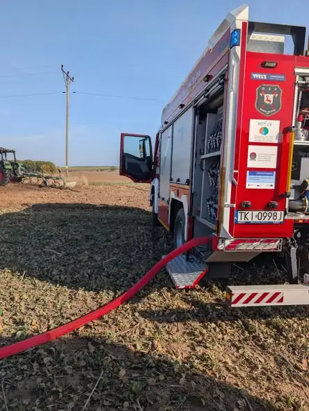 Pożar traktora w Starej Słupi – akcja strażaków z OSP i JRG Kielce