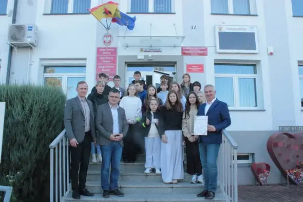 Uczniowie z Grzymałkowa odwiedzili Urząd Gminy Mniów