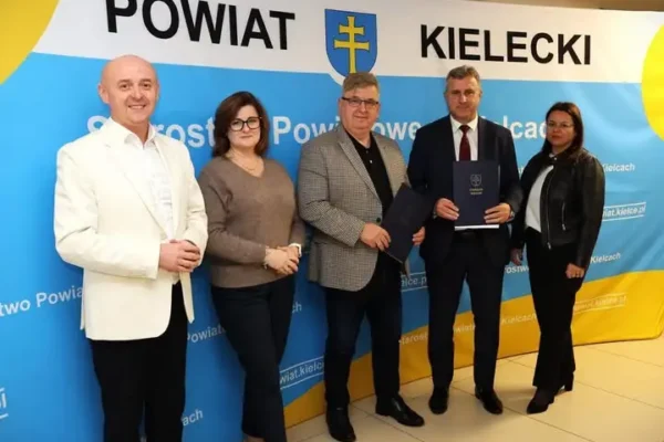 Daleszyce przejmują zadania biblioteki powiatowej – nowe porozumienie z Powiatem Kieleckim