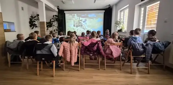 Noc Bibliotek w Masłowie zakończona filmowym seansem dla najmłodszych