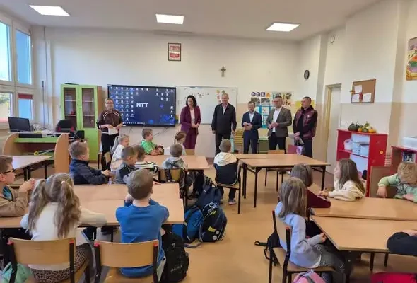 Wójt Miedzianej Góry z radnymi rozdawał odblaski uczniom gminnych szkół