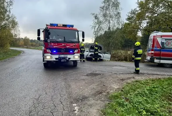 Kolizja drogowa w Lipinach – interweniowały zastępy straży pożarnej