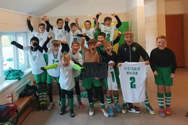 Victoria Mniów wygrywa w Strawczynie. Młodzik młodszy z kompletem punktów