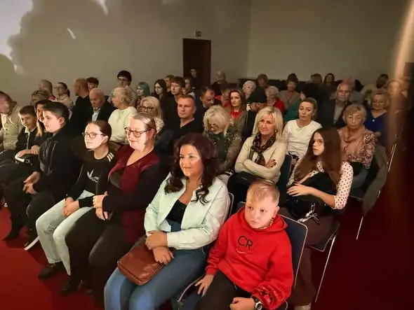 „Igraszki z diabłem” po raz drugi na scenie w Nowinach – pełna sala i salwy śmiechu