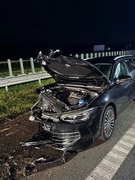 Kolizja na S7 w Chęcinach – samochód uderzył w bariery energochłonne