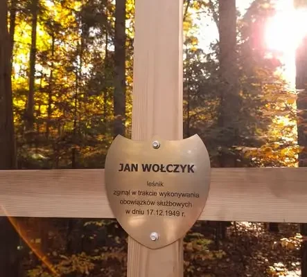 Nowy krzyż w leśnictwie Serbinów upamiętnił tragicznie zmarłego leśnika