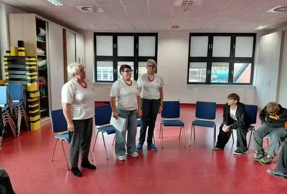 Warsztaty śpiewacze w Nowinach: młodzież uczyła się ludowych pieśni od KGW Szewczanki