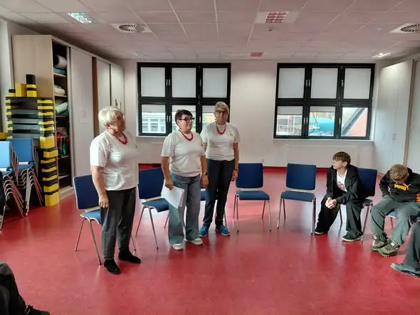 Warsztaty śpiewacze w Nowinach: młodzież uczyła się ludowych pieśni od KGW Szewczanki