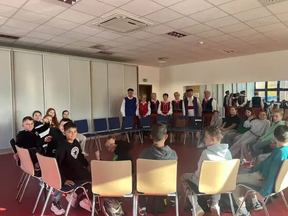 Międzypokoleniowe warsztaty w Nowinach: uczniowie uczą się tradycji od lokalnych zespołów