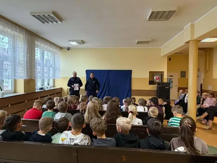 Uczniowie z klas I–III spotkali się z policjantami ze Strawczyna